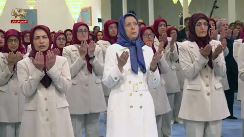 Maryam Rajavi porte un foulard islamique lors d'une prière à la manière islamique en Albanie