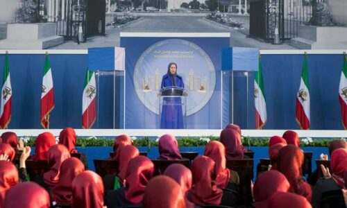 Maryam Radjavi portant un foulard islamique prononce un discours devant les femmes moudjahidines en Albanie